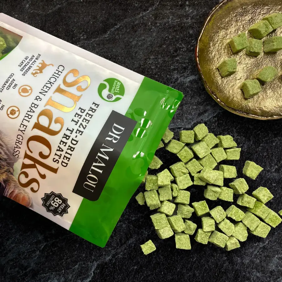 liofilizowany kurczak z trawą jęczmienną dla kota 50 g (kostka) liofilizowany kurczak z trawą jęczmienną dla kota 50 g (kostka)