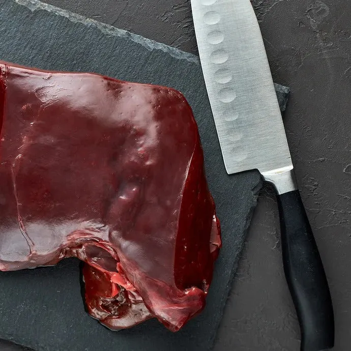 liofilizowana wątróbka wołowa dla psa 50 g (kostka) Świeża wątróbka wołowa przed procesem liofilizacji składniki karmy Dr Malou