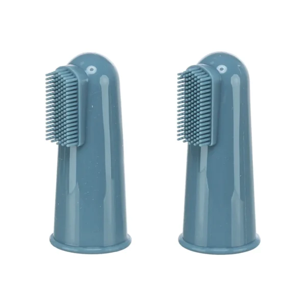 zestaw szczoteczek na palec trixie dla psa i kota – 2 szt. (silikonowe lub klasyczne)zadbaj o higienę jamy ustnej swojego pupila bez zbędnego stresu. wybierz zestaw dopasowany do wrażliwości twojego zwierzaka. wariant silikonowy (petrol): ekstremalnie miękki, w całości wykonany z elastycznego silikonu. idealny dla szczeniąt, kociąt oraz zwierząt z bardzo wrażliwymi dziąsłami. wariant klasyczny (biało turkusowy): wykonany z trwałego tworzywa z nylonowym włosiem. zapewnia najskuteczniejsze mechaniczne usuwanie nalotu i osadu nazębnego. pełna kontrola: nakładka na palec pozwala precyzyjnie wyczuć siłę nacisku, co zapobiega podrażnieniom. zestaw 2 w 1: każde opakowanie zawiera szczoteczkę do czyszczenia oraz specjalną nakładkę do masażu dziąseł.